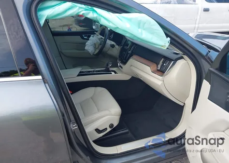 2021 Volvo Xc60 T5 Momentum z USA, uszkodzony, nr VIN YV4102DK8M1726892